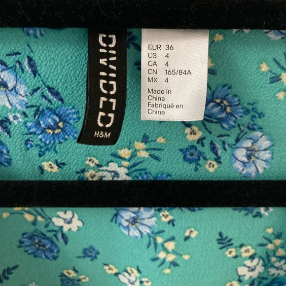 H&M wrap flower blouse - Picture 2 of 3